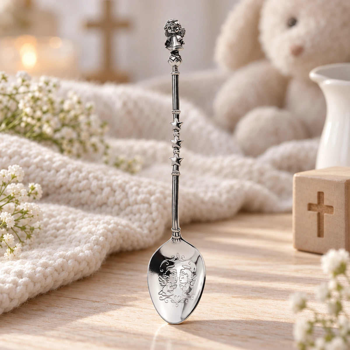 Tauflöffel 925 Silber Engelchen geschwärzt — Lifestyle-Setting, Taufgeschenk von Paten