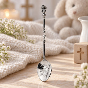 Tauflöffel 925 Silber Engelchen geschwärzt — Lifestyle-Setting, Taufgeschenk von Paten