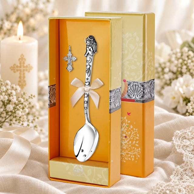 Taufset Engel 925 Silber antik geschwärzt — Löffel + Kreuzanhänger in der Original-Geschenkbox — Lifestyle-Aufnahme mit brennender Taufkerze, Spitze und Schleierkraut, Geschenk zur Taufe