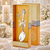 Taufset Engel 925 Silber vergoldet — Löffel + Kreuzanhänger in der Original-Geschenkbox — Lifestyle-Aufnahme mit brennender Taufkerze, Spitze und Schleierkraut, Geschenk zur Taufe