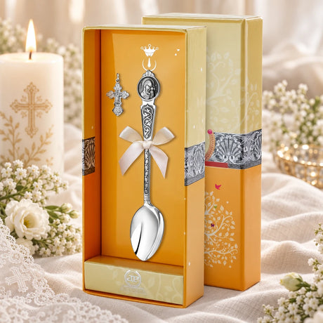 Taufset Kasaner Gottesmutter 925 Silber antik geschwärzt — Tauflöffel + Kreuzanhänger in der Original-Geschenkbox — Lifestyle-Aufnahme mit brennender Taufkerze, Spitze und Schleierkraut, Geschenk zur Taufe