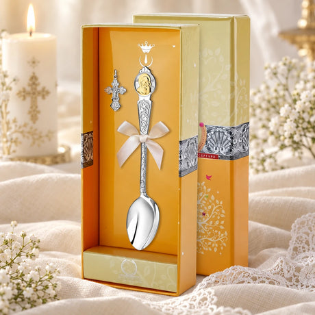 Taufset Kasaner Gottesmutter 925 Silber vergoldet — Tauflöffel + Kreuzanhänger in der Original-Geschenkbox — Lifestyle-Aufnahme mit brennender Taufkerze, Spitze und Schleierkraut, Geschenk zur Taufe
