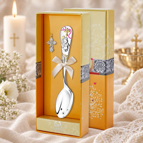 Taufset Schutzengel 925 Silber & rosa Emaille — Löffel + Kreuzanhänger in der Original-Geschenkbox — Lifestyle-Aufnahme mit brennender Taufkerze, Spitze und Schleierkraut, Geschenk zur Taufe