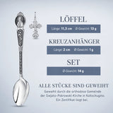 Taufset Nikolaus 925 Silber geschwärzt ArgentA — Infografik mit Maßen: Löffel 11,3 cm und 13 g, Kreuzanhänger 2 cm und 1 g, Set 14 g, geweiht in Koltschugino