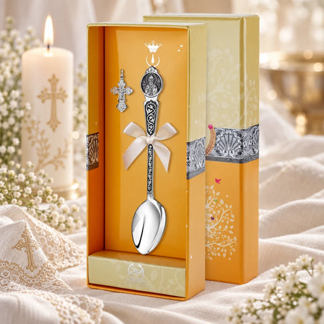Taufset Nikolaus 925 Silber antik geschwärzt — Tauflöffel + Kreuzanhänger in der Original-Geschenkbox — Lifestyle-Aufnahme mit brennender Taufkerze, Spitze und Schleierkraut, Geschenk zur Taufe