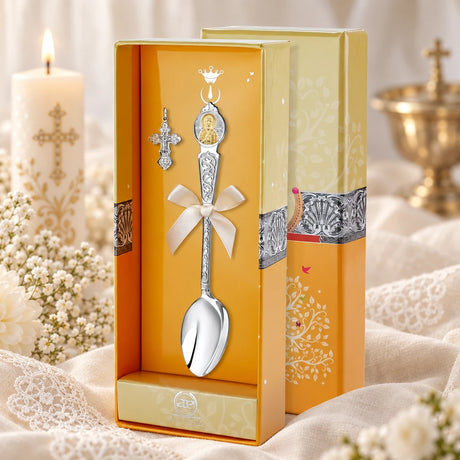 Taufset Nikolaus 925 Silber vergoldet — Tauflöffel + Kreuzanhänger in der Original-Geschenkbox — Lifestyle-Aufnahme mit brennender Taufkerze, Spitze und Schleierkraut, Geschenk zur Taufe