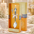 Taufset Christus Pantokrator 925 Silber antik geschwärzt — Tauflöffel + Kreuzanhänger in der Original-Geschenkbox — Lifestyle-Aufnahme mit brennender Taufkerze, Spitze und Schleierkraut, Geschenk zur Taufe