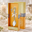 Taufset Christus Pantokrator 925 Silber vergoldet — Tauflöffel + Kreuzanhänger in der Original-Geschenkbox — Lifestyle-Aufnahme mit brennender Taufkerze, Spitze und Schleierkraut, Geschenk zur Taufe