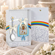 Geschenkset zur Taufe Babylöffel & Ikone Schutzengel blau in der Original-Geschenkbox — Lifestyle-Aufnahme mit brennender Taufkerze, Spitze und Schleierkraut, Geschenk zur Taufe