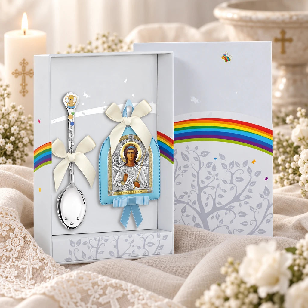 Geschenkset zur Taufe Babylöffel & Ikone Schutzengel blau in der Original-Geschenkbox — Lifestyle-Aufnahme mit brennender Taufkerze, Spitze und Schleierkraut, Geschenk zur Taufe