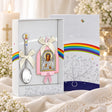 Babygeschenk 925 Silber Taktil-Löffel & Schutzengel rosa in der Original-Geschenkbox — Lifestyle-Aufnahme mit brennender Taufkerze, Spitze und Schleierkraut, Geschenk zur Taufe
