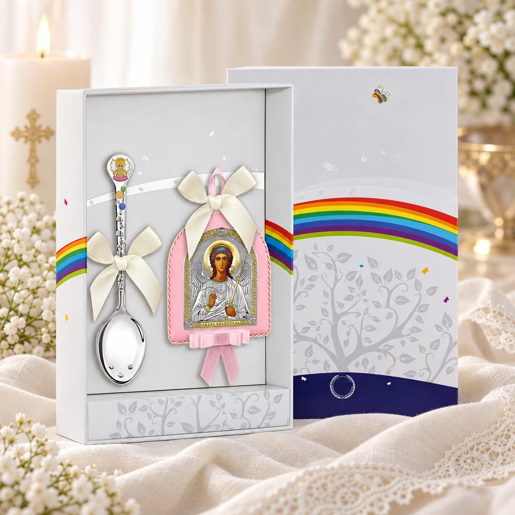 Babygeschenk 925 Silber Taktil-Löffel & Schutzengel rosa in der Original-Geschenkbox — Lifestyle-Aufnahme mit brennender Taufkerze, Spitze und Schleierkraut, Geschenk zur Taufe