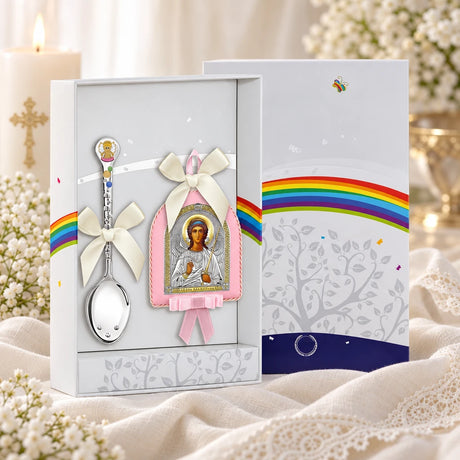 Babygeschenk 925 Silber Taktil-Löffel & Schutzengel rosa in der Original-Geschenkbox — Lifestyle-Aufnahme mit brennender Taufkerze, Spitze und Schleierkraut, Geschenk zur Taufe