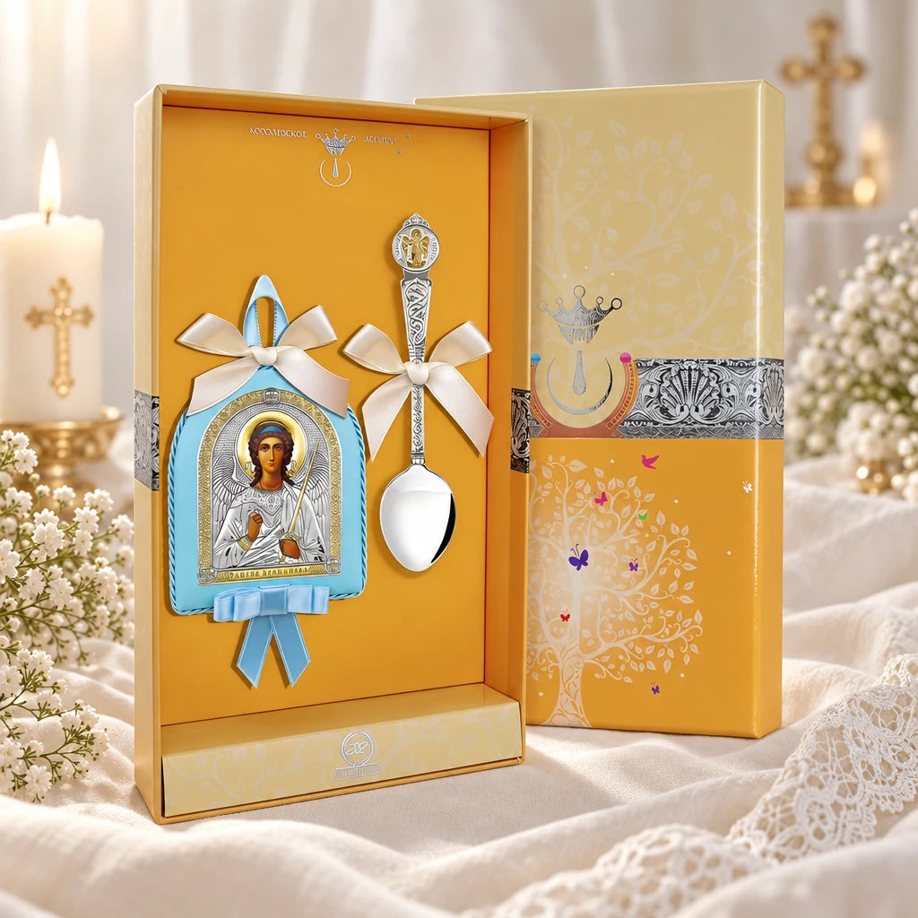 Geschenkset zur Taufe Silberlöffel & Ikone Schutzengel in Blau in der Original-Geschenkbox — Lifestyle-Aufnahme mit brennender Taufkerze, Spitze und Schleierkraut, Geschenk zur Taufe