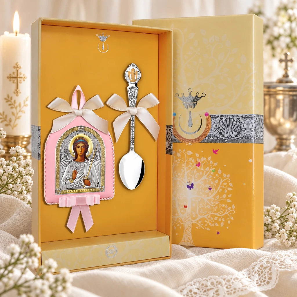 Babygeschenk 925 Silber Gravur-Löffel & Schutzengel rosa in der Original-Geschenkbox — Lifestyle-Aufnahme mit brennender Taufkerze, Spitze und Schleierkraut, Geschenk zur Taufe