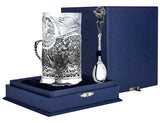 Teeglashalter-Set Auerhahn-Jagd 925 Silber ArgentA im Premium-Etui — Podstakannik mit plastischer Auerhahn-Jagd-Hochrelief-Szene, Teeglas und Teelöffel mit Auerhahn-Skulptur, samtgefüttertes Geschenketui in Marineblau