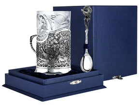 Teeglashalter-Set Auerhahn-Jagd 925 Silber ArgentA im Premium-Etui — Podstakannik mit plastischer Auerhahn-Jagd-Hochrelief-Szene, Teeglas und Teelöffel mit Auerhahn-Skulptur, samtgefüttertes Geschenketui in Marineblau