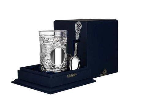 Teeglashalter-Set Barok 925 Silber ArgentA im Premium-Etui — Podstakannik im Barock-Stil mit Akanthus-Voluten und leerem ovalem Wappenmedaillon zum Personalisieren, Karo-Kristallglas und filigraner Teelöffel Barokko mit durchbrochener Stielkrone, samtgefüttertes Geschenketui in Marineblau