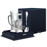 Teeglashalter-Set Bronzener Reiter antik patiniert 925 Silber ArgentA im Premium-Etui — Podstakannik mit Reiterstandbild Peters des Großen (Falconet 1782, Sankt Petersburg) im zentralen Wappenmedaillon, Silber-Hochrelief mit Schwärzung in den Vertiefungen, klassizistische Säulenstruktur, Karo-Kristallglas und klassischer Tafel-Teelöffel, samtgefüttertes Geschenketui in Marineblau