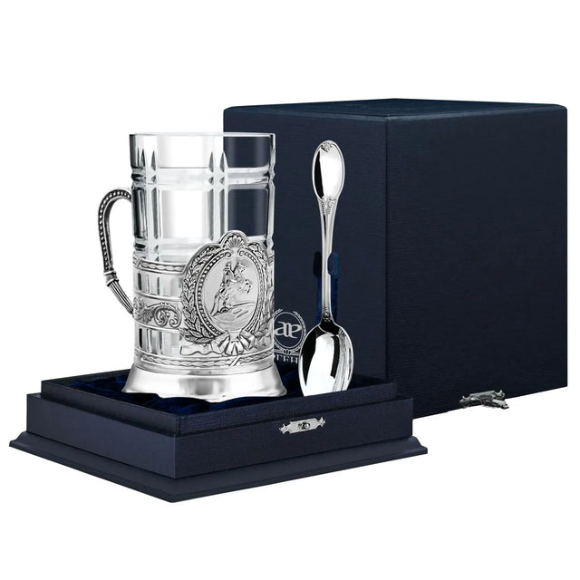 Teeglashalter-Set Bronzener Reiter antik patiniert 925 Silber ArgentA im Premium-Etui — Podstakannik mit Reiterstandbild Peters des Großen (Falconet 1782, Sankt Petersburg) im zentralen Wappenmedaillon, Silber-Hochrelief mit Schwärzung in den Vertiefungen, klassizistische Säulenstruktur, Karo-Kristallglas und klassischer Tafel-Teelöffel, samtgefüttertes Geschenketui in Marineblau