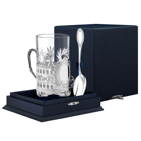 Teeglashalter-Set Der Meister 925 Silber ArgentA im Premium-Etui — Podstakannik mit zentralem ovalen Wappenfeld in Lorbeerkranz für Gravur, Säulenstruktur, Karo-Kristallglas und Teelöffel Imperator mit zweitem Initialfeld, hochglanzpoliert, samtgefüttertes Geschenketui in Marineblau