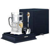 Teeglashalter-Set Doppeladler 925 Silber ArgentA im Premium-Etui — Podstakannik mit vergoldetem russischen Doppeladler-Wappen im zentralen Medaillon, klassizistische Säulenstruktur, Karo-Kristallglas und Teelöffel Edinstvo mit vergoldetem Wappen-Stielende, samtgefüttertes Geschenketui in Marineblau