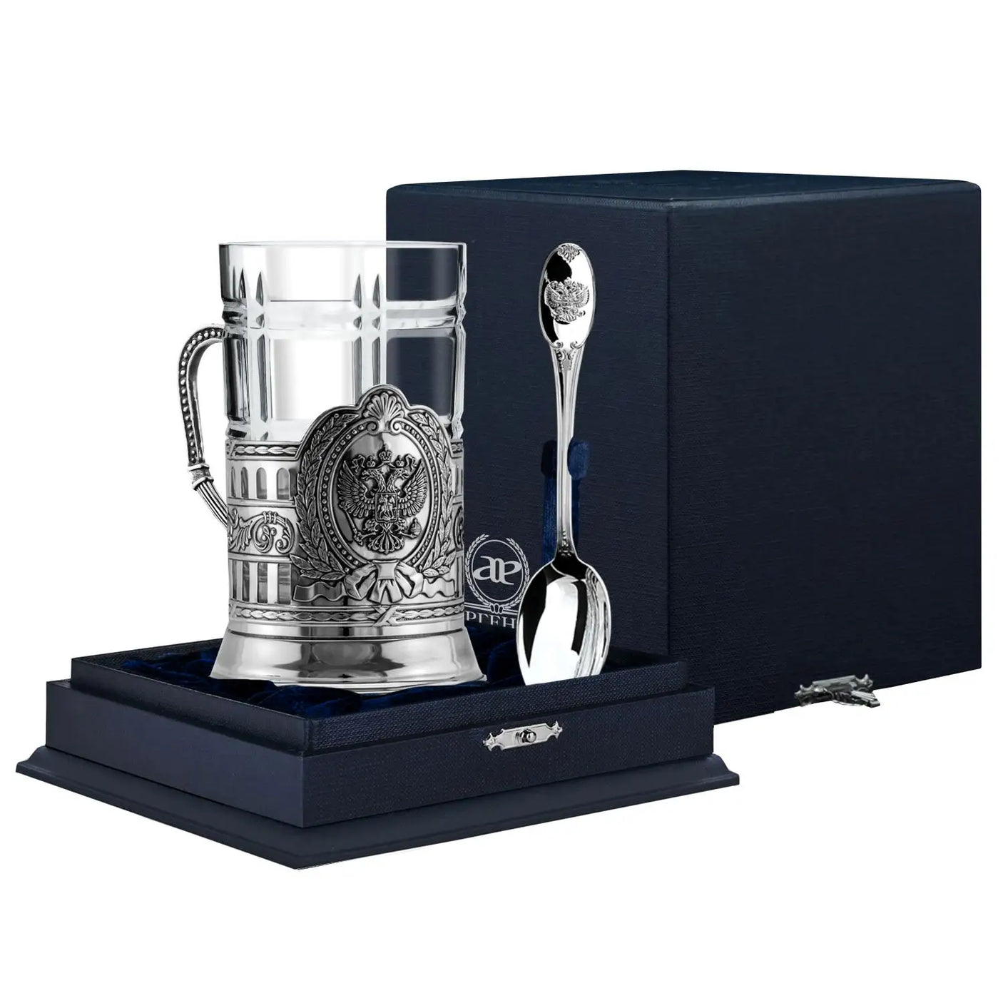 Teeglashalter-Set Doppeladler antik patiniert 925 Silber ArgentA im Premium-Etui — Podstakannik mit russischem Doppeladler-Wappen im zentralen Medaillon, Silber-Hochrelief mit Schwärzung in den Vertiefungen, klassizistische Säulenstruktur, Karo-Kristallglas und Teelöffel Edinstvo mit Doppeladler-Prägung, samtgefüttertes Geschenketui in Marineblau