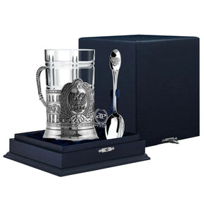 Teeglashalter-Set Doppeladler antik patiniert 925 Silber ArgentA im Premium-Etui — Podstakannik mit russischem Doppeladler-Wappen im zentralen Medaillon, Silber-Hochrelief mit Schwärzung in den Vertiefungen, klassizistische Säulenstruktur, Karo-Kristallglas und Teelöffel Edinstvo mit Doppeladler-Prägung, samtgefüttertes Geschenketui in Marineblau