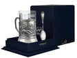 Teeglashalter-Set Jäger auf der Rast 925 Silber ArgentA im Premium-Etui — Podstakannik mit plastischer Hochrelief-Szene nach Perow-Gemälde, geschliffenes Kristallglas und Teelöffel Prestige mit Initial-Kartusche, antik patiniert