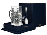 Teeglashalter-Set Jäger auf der Rast 925 Silber ArgentA im Premium-Etui — Podstakannik mit plastischer Hochrelief-Szene nach Perow-Gemälde, geschliffenes Kristallglas und Teelöffel Prestige mit Initial-Kartusche, antik patiniert