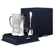 Teeglashalter-Set Patron antik patiniert 925 Silber ArgentA im Premium-Etui — Podstakannik mit zentralem ovalen Wappenfeld in Lorbeerkranz für Gravur, klassizistische Säulenstruktur, Karo-Kristallglas und klassischer Tafel-Teelöffel, samtgefüttertes Geschenketui in Marineblau