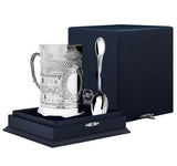 Teeglashalter-Set Patron antik patiniert 925 Silber ArgentA im Premium-Etui — Podstakannik mit zentralem ovalen Wappenfeld in Lorbeerkranz für Gravur, klassizistische Säulenstruktur, Karo-Kristallglas und klassischer Tafel-Teelöffel, samtgefüttertes Geschenketui in Marineblau