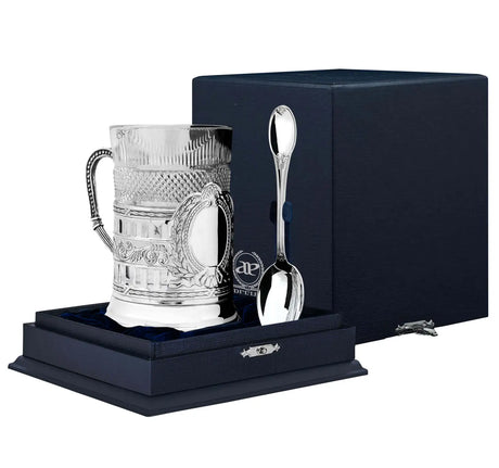 Teeglashalter-Set Patron antik patiniert 925 Silber ArgentA im Premium-Etui — Podstakannik mit zentralem ovalen Wappenfeld in Lorbeerkranz für Gravur, klassizistische Säulenstruktur, Karo-Kristallglas und klassischer Tafel-Teelöffel, samtgefüttertes Geschenketui in Marineblau