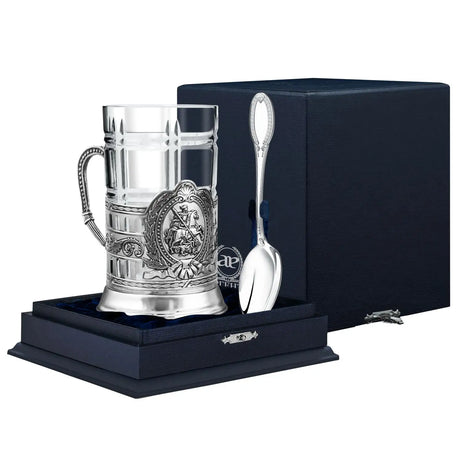 Teeglashalter-Set St. Georg der Siegreiche antik patiniert 925 Silber ArgentA im Premium-Etui — Podstakannik mit Heiligem Georg auf Pferd und Drachenkampf-Szene im zentralen Wappenmedaillon, Silber-Hochrelief mit Schwärzung in den Vertiefungen, klassizistische Säulenstruktur, Karo-Kristallglas und Teelöffel Imperator, samtgefüttertes Geschenketui in Marineblau