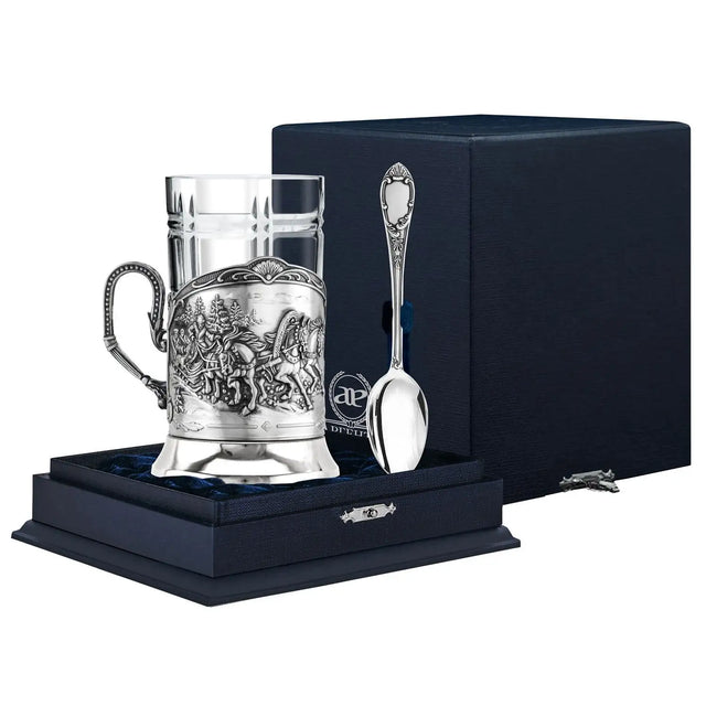 Teeglashalter-Set Troika 925 Silber ArgentA im Premium-Etui — Podstakannik mit plastischem Drei-Pferde-Hochrelief (russische Troika im Winter-Schlitten), Karo-Kristallglas und Teelöffel Prestige mit Initial-Kartusche, antik patiniert, samtgefüttertes Geschenketui in Marineblau
