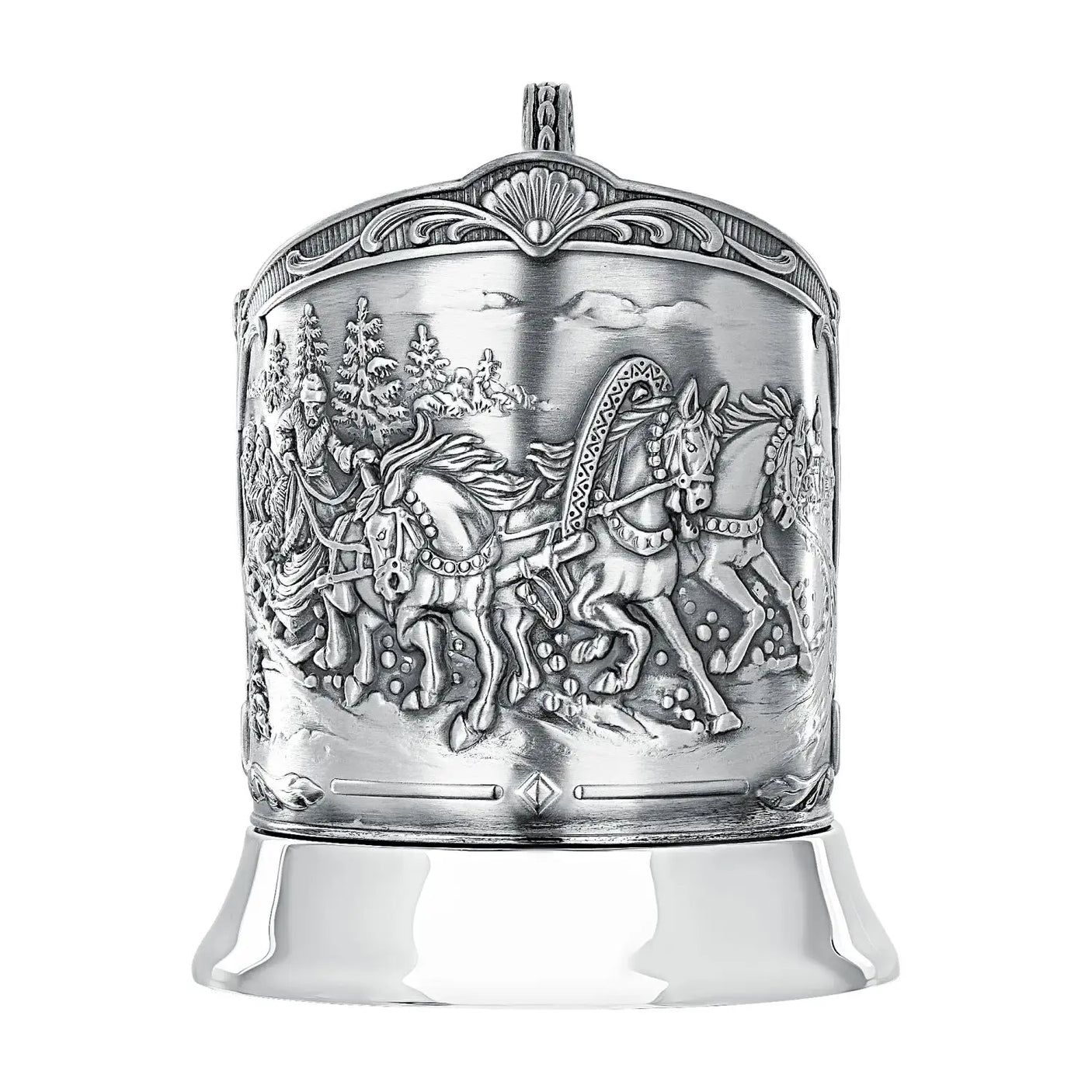 Podstakannik Troika 925 Silber ArgentA Frontalansicht — Hochrelief mit drei galoppierenden Pferden, Schlittengespann, Tannenwald und Kirchturm-Silhouette, Schwärzung in den Vertiefungen für plastische Tiefe