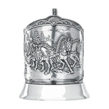 Podstakannik Troika 925 Silber ArgentA Frontalansicht — Hochrelief mit drei galoppierenden Pferden, Schlittengespann, Tannenwald und Kirchturm-Silhouette, Schwärzung in den Vertiefungen für plastische Tiefe