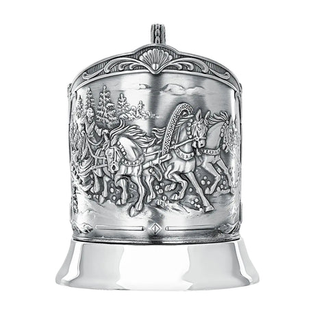 Podstakannik Troika 925 Silber ArgentA Frontalansicht — Hochrelief mit drei galoppierenden Pferden, Schlittengespann, Tannenwald und Kirchturm-Silhouette, Schwärzung in den Vertiefungen für plastische Tiefe