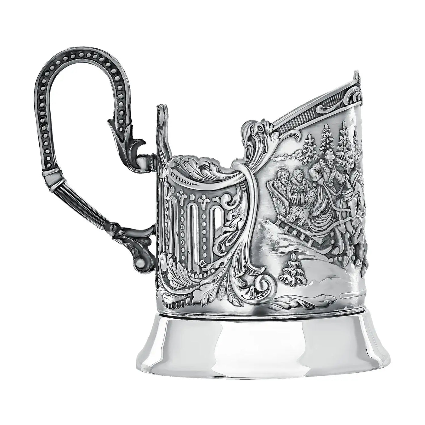 Podstakannik Troika 925 Silber Seitenansicht — klassischer Bügelhenkel mit Perlrand und Akanthus-Voluten, hochglanzpolierter Standfuß, antik patinierte Hochrelief-Szene mit Schlittenfahrt im Schnee