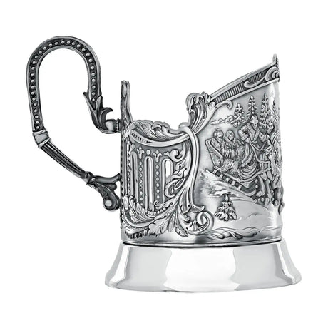 Podstakannik Troika 925 Silber Seitenansicht — klassischer Bügelhenkel mit Perlrand und Akanthus-Voluten, hochglanzpolierter Standfuß, antik patinierte Hochrelief-Szene mit Schlittenfahrt im Schnee