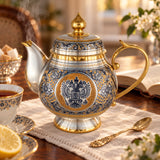 Teekanne 925 Silber vergoldet Souverän 500 ml — Lifestyle-Setting am Teetisch