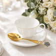 Hochzeitsgeschenk Teelöffel 925 Silber vergoldet mit Ringen — festlicher Frühstückstisch mit weißem Porzellan und Rosen — Lifestyle