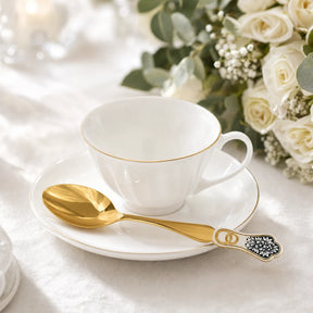 Hochzeitsgeschenk Teelöffel 925 Silber vergoldet mit Ringen — festlicher Frühstückstisch mit weißem Porzellan und Rosen — Lifestyle