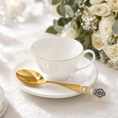Hochzeitsgeschenk Teelöffel 925 Silber vergoldet mit Ringen — festlicher Frühstückstisch mit weißem Porzellan und Rosen — Lifestyle