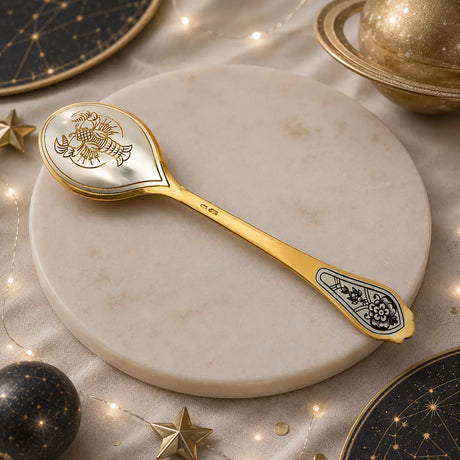 Teelöffel Sternzeichen Krebs aus 925 Silber vergoldet mit kunstvoller Niello-Verzierung in edler astrologischer Lifestyle-Szene