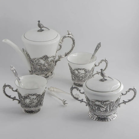 Teeservice 925 Silber Königliche Jagd ArgentA — 7-teiliges Set mit Teekanne, Zuckerdose, 2 Tassen, 2 Teelöffeln und Zuckerzange, Rothirsch-Hochrelief