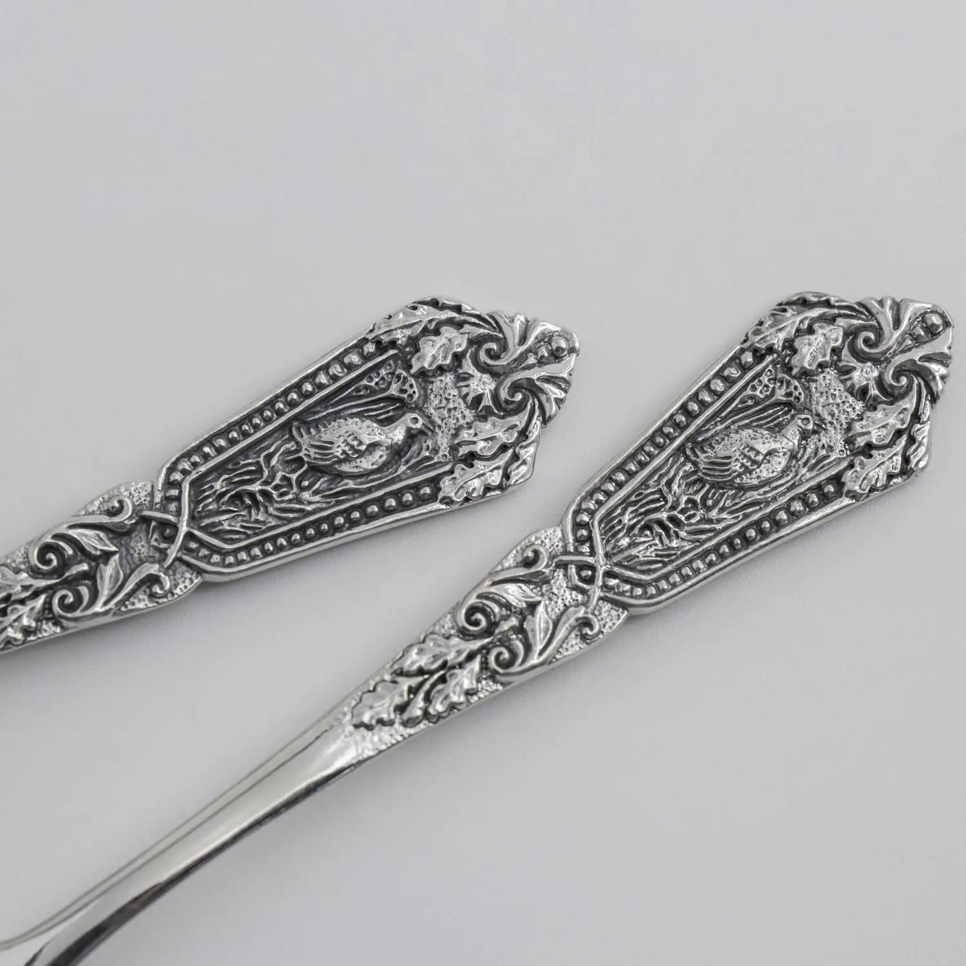 Teelöffel 925 Silber Königliche Jagd — Detail beider Stielenden mit Fasan im Medaillon und Eichenlaub-Schmuck, ArgentA