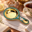 Teesieb 925 Silber Emaille & Vergoldung Biene — Lifestyle-Setting am Teetisch