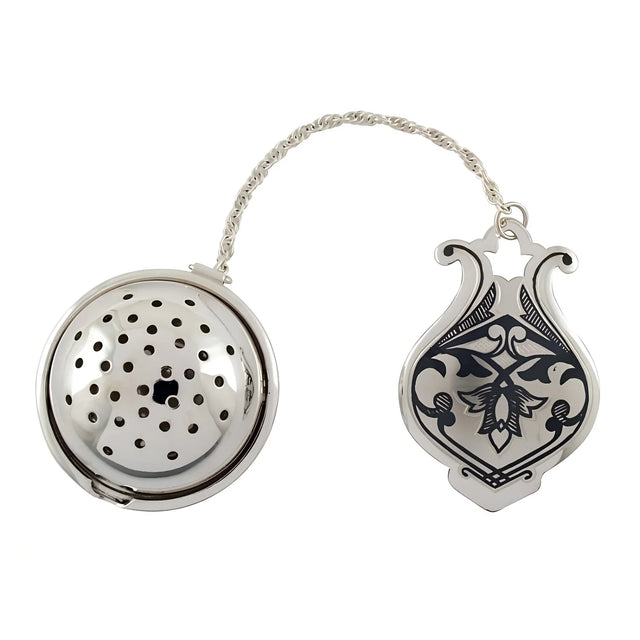 Teesieb 925 Silber mit Kette, perforierte Teekugel und Niello-Anhänger mit dunklem Ornament — Nielloa TeeEi