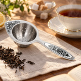 Aurora Silber" — Lifestyle-Setting am Teetisch